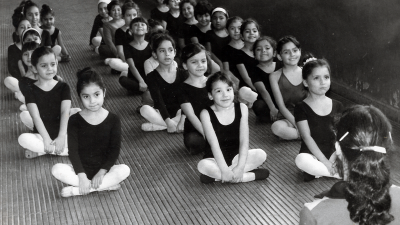 Alumnas de la Escuela España participan en clases de gimnasia, 1982. Donante: Emardo Carrasco