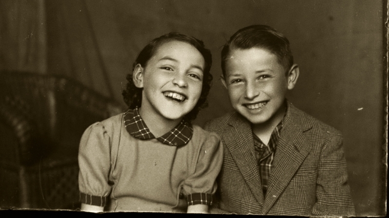 Niña y niño sonríen frente al fotógrafo. Castro, 1954. Placa n° 0046.