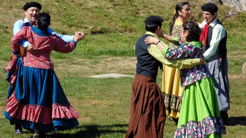 Grupo folklórico Brisas del Mar de Niebla en el museo