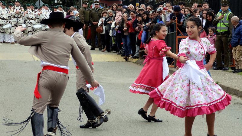 Alumnos de la Escuela Juan Bosch de Niebla en desfile