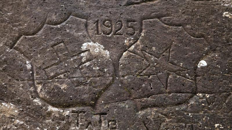 Rayados históricos en el foso externo del Castillo de Niebla