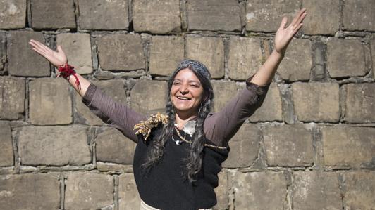 Yasna Lobos Manquel, hija de la recordada lamngen Leonor Manquel, probando las prendas a exhibir