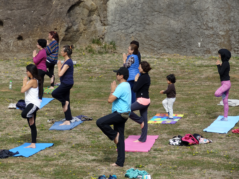 Clases de yoga en el museo de Niebla