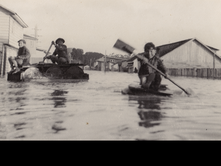 Niños navegando en el río