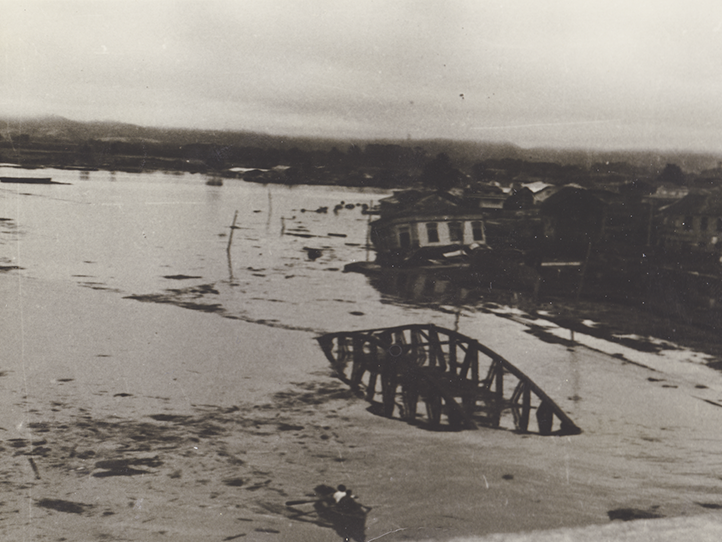 Estructuras metálicas resistiendo el arrastre del río