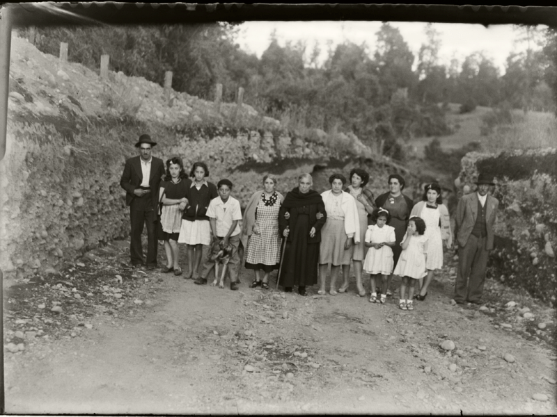 Familia en camino rural