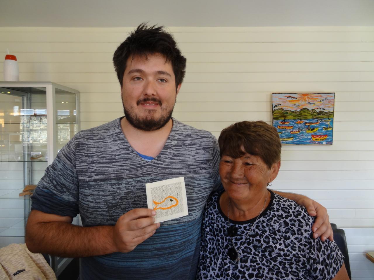 Raquel Barrientos junto a uno de los participantes, Manuel Almendro, mostrando su avances