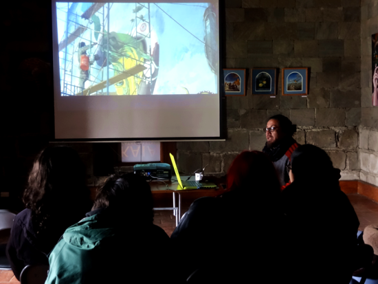 Claudio Voittman, de Quarzo, mostrando intervenciones del colectivo en espacios públicos de la ciudad y en diálogo con asistentes