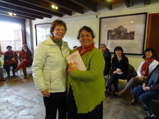 Beatriz Brinnkman, Agrupación de Amigos de la Biblioteca de Los Lagos y Eudolia Sierra, Presidenta Bordadoras de Miramar