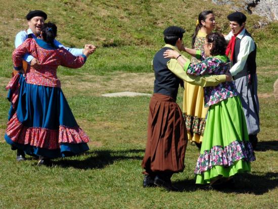 Grupo folklórico Brisas del Mar de Niebla en el museo