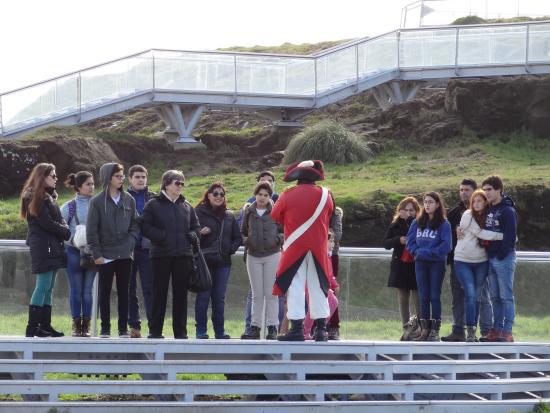 Visitantes disfrutan del relato del guía de época