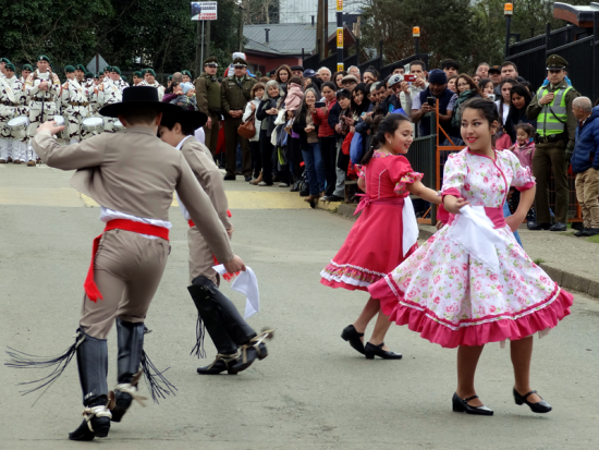 Alumnos de la Escuela Juan Bosch de Niebla en desfile