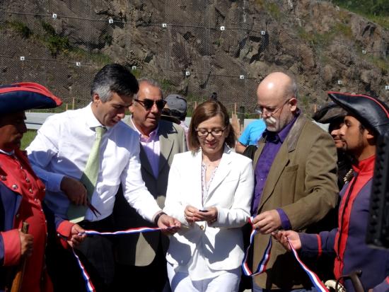 Ministra de Bienes Nacionales Nivia Palma, Director del Museo de Niebla Ricardo Mendoza, Seremi de Bienes Nacionales Los Ríos René Vasquez y Director de Sernatur Los Ríos Pedro Burgos cortando la cinta de apertura de la ruta patrimonial