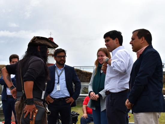 Ministro y Seremi de Bienes Nacionales, junto a la Directora regional (S) del Patrimonio y el Director del museo disfrutan del relato histórico del "pirata Alexander", uno de los guías voluntarios que ofrecen sus servicios en el Monumento.