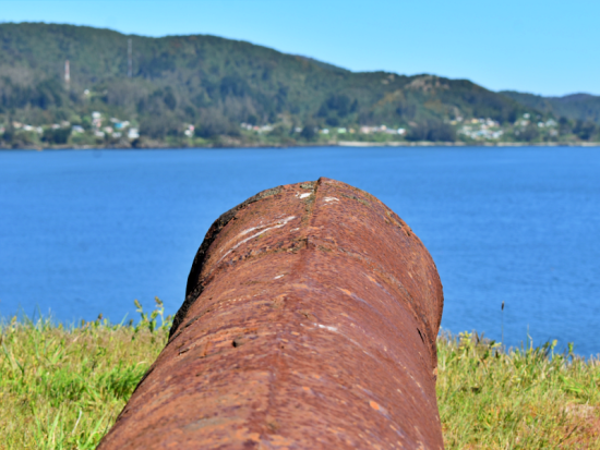 Boca de cañón de la batería del castillo de Niebla apuntando hacia la boca del estuario