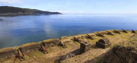 Batería principal del Castillo (al fondo localidades de Corral-Amargos-San Carlos, bahía de Corral y Océano Pacífico)