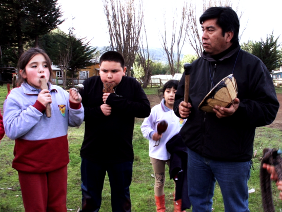 Pedro Ñanco y sus alumnos de la escuela de Treke