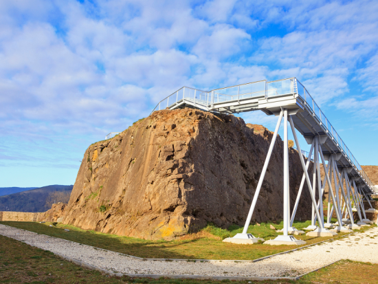 Pasarela sobre baluarte tallado en piedra