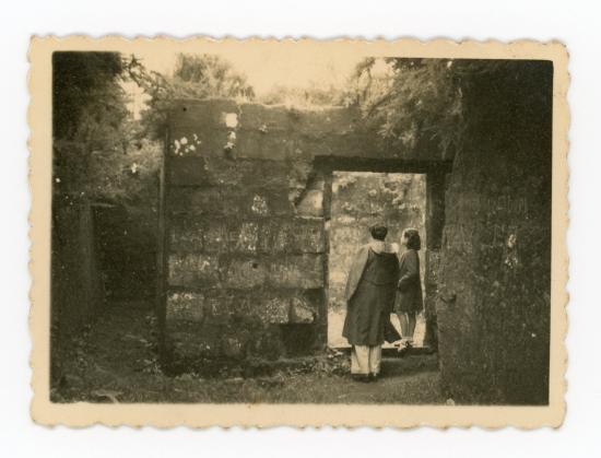 Visitantes en el Polvorín del Castillo de Niebla. Año 1950. Donante Rossana Mancini. 