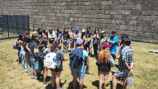 Charla de bienvenida en baluarte sur a grupo scout. 